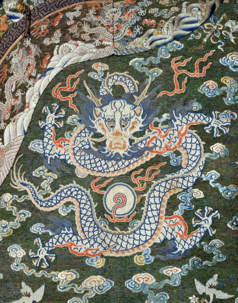 孔雀羽穿珠彩绣云龙吉服袍正龙图案